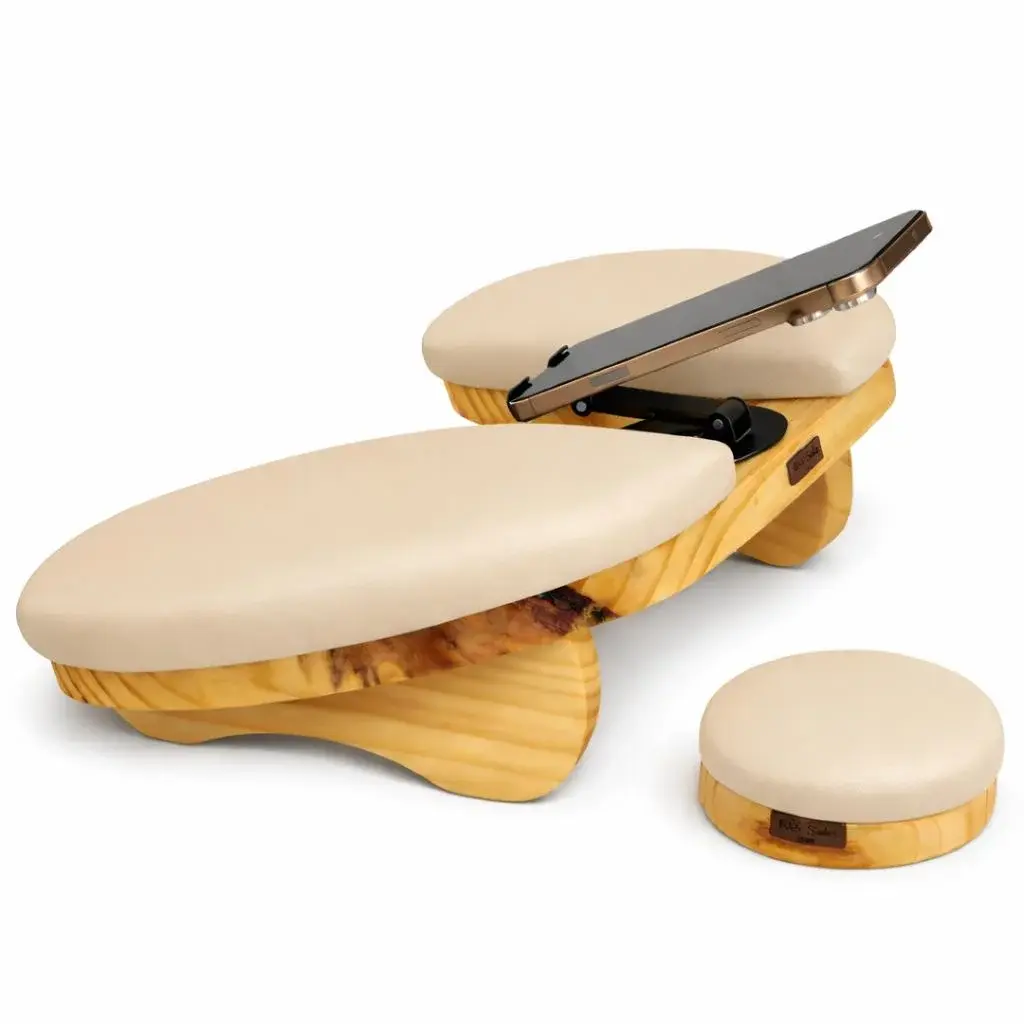 Kit Delta Pro Rustic com estofado bege: apoio de braço em madeira rústica com suporte de celular segurando um aparelho, ao lado do apoio de cotovelo redondo