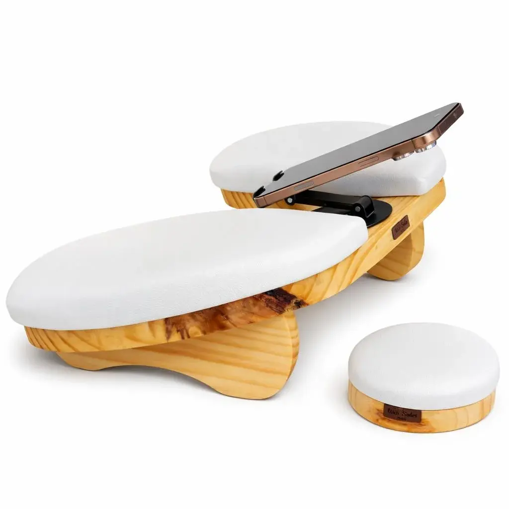 Kit Delta Pro Rustic com estofado branco: apoio de braço em madeira rústica com suporte de celular segurando um aparelho, ao lado do apoio de cotovelo redondo