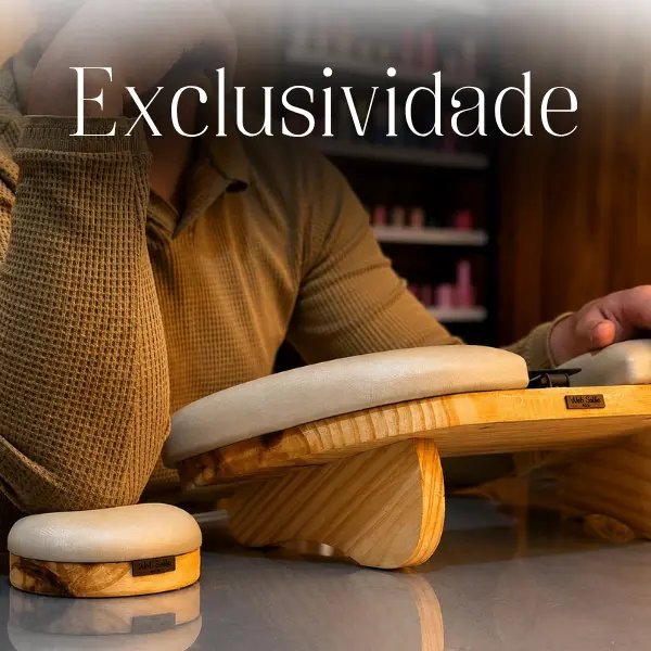 Apoio de braço Delta Pro Rustic e apoio de cotovelo Rustic, em bege, sobre uma bancada de atendimento, com a palavra Exclusividade escrita na imagem