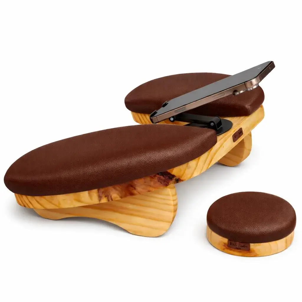 Kit Delta Pro Rustic com estofado marrom: apoio de braço em madeira rústica com suporte de celular segurando um aparelho, ao lado do apoio de cotovelo redondo