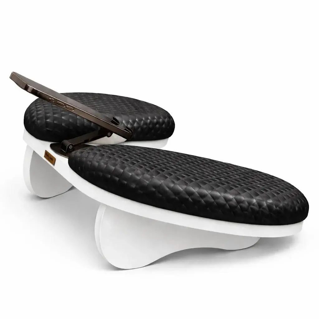Apoio de braço Delta Pro com estofado matelassê preto e base branca, com suporte de celular segurando um aparelho