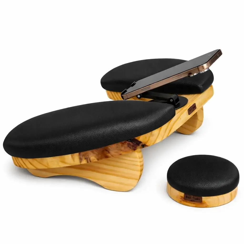 Kit Delta Pro Rustic com estofado preto: apoio de braço em madeira rústica com suporte de celular segurando um aparelho, ao lado do apoio de cotovelo redondo
