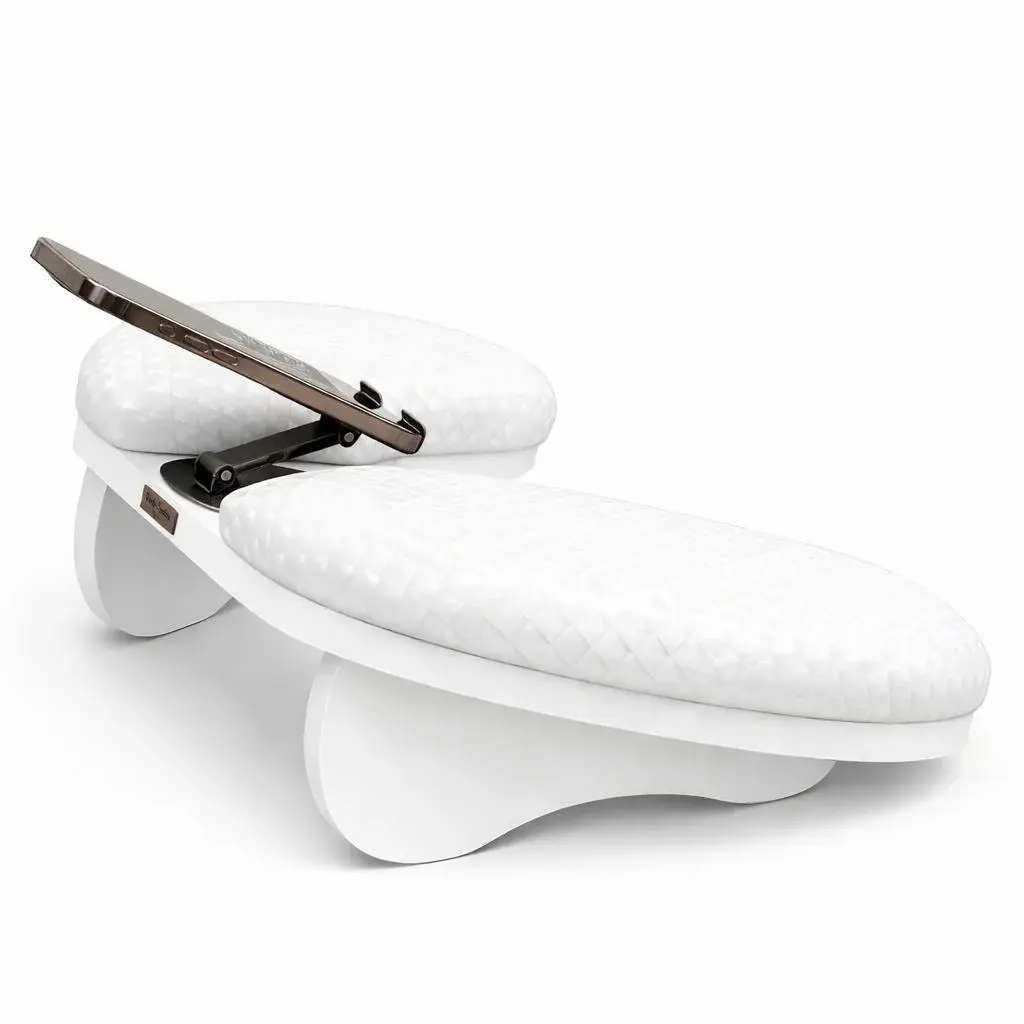 Apoio de braço Delta Pro todo branco: estofado matelassê branco e base branca, com suporte de celular segurando um aparelho